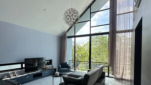 Ảnh chưa phân loại, 2 trong số 18 ảnh, nút