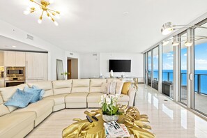 Smart TV - Spacious 4-bedroom condo with AC in peaceful Hollywood (Hollywood)