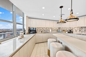 Fridge, microwave, oven, stovetop - Spacious 4-bedroom condo with AC in peaceful Hollywood (Hollywood)
