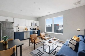 Un apartamento moderno con cocina, comedor y sala de estar.