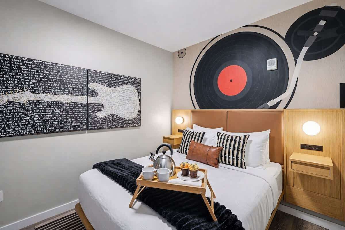 1 habitación, tabla de planchar con plancha y cuna de viaje 