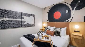 1 habitación, tabla de planchar con plancha y cuna de viaje