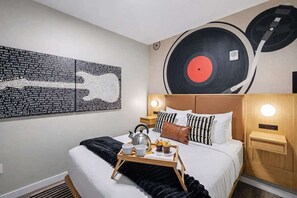1 habitación, tabla de planchar con plancha y cuna de viaje 