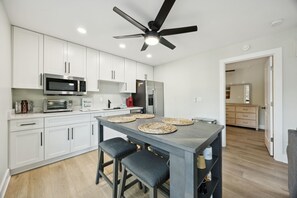 Frigorifero, microonde, lavastoviglie, macchina per tè/caffè