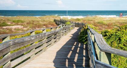 Historic Seaside Town Apartment Walk to Beach