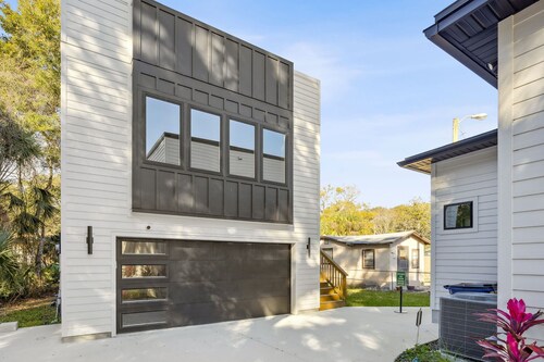 Historic Seaside Town Apartment Walk to Beach