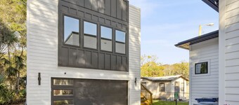 Historic Seaside Town Apartment Walk to Beach