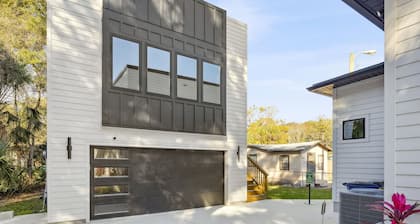 Historic Seaside Town Apartment Walk to Beach