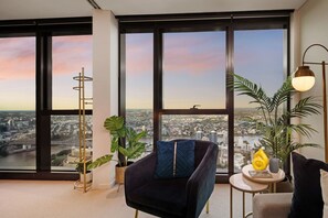 TV - Gatsby Escape | Skytower L71: Views, Pool, Parking (Brisbane City)