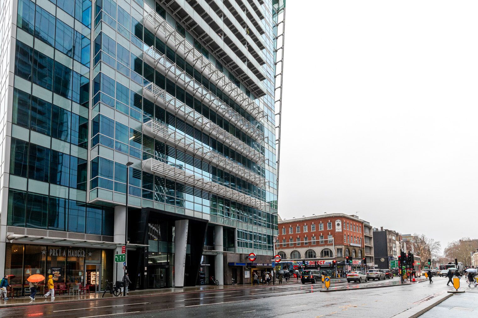 Un edificio moderno con facciata in vetro e diversi balconi.