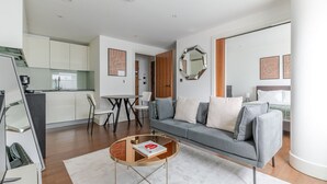 Eine moderne Wohnung mit Wohnzimmer, Küche und Essbereich.