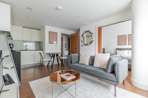 TV, stereo - Blueground | Tower Hamlets, view, nr Tower Bridge (London)