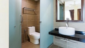 Shower, kloset, handuk, dan tisu toilet