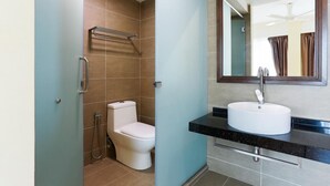 Shower, kloset, handuk, dan tisu toilet