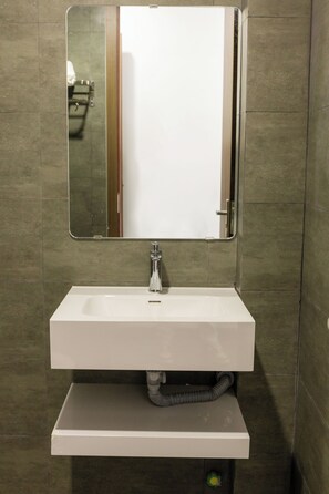 Ducha, pantuflas, bidet, toallas