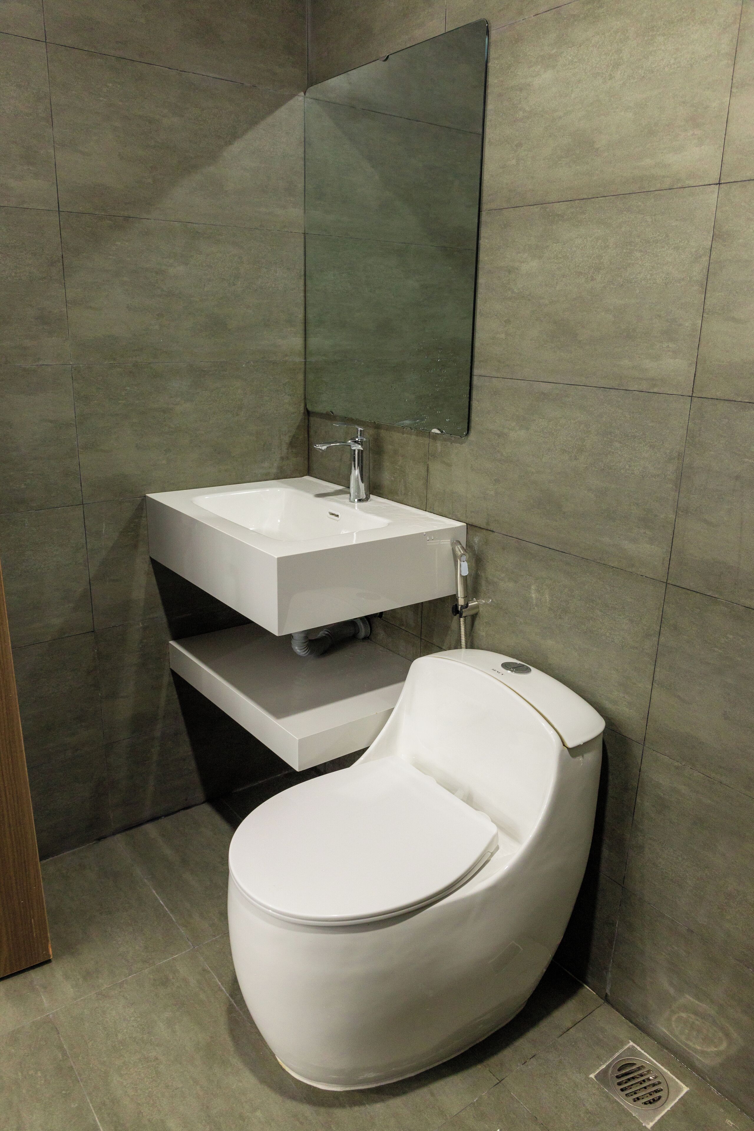 Chambre Double Deluxe, balcon, vue ville | Salle de bain | Douche, chaussons, serviettes fournies, savon