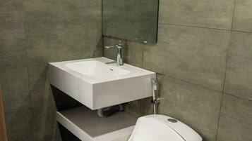 Chambre Double Deluxe, balcon, vue ville | Salle de bain | Douche, chaussons, serviettes fournies, savon