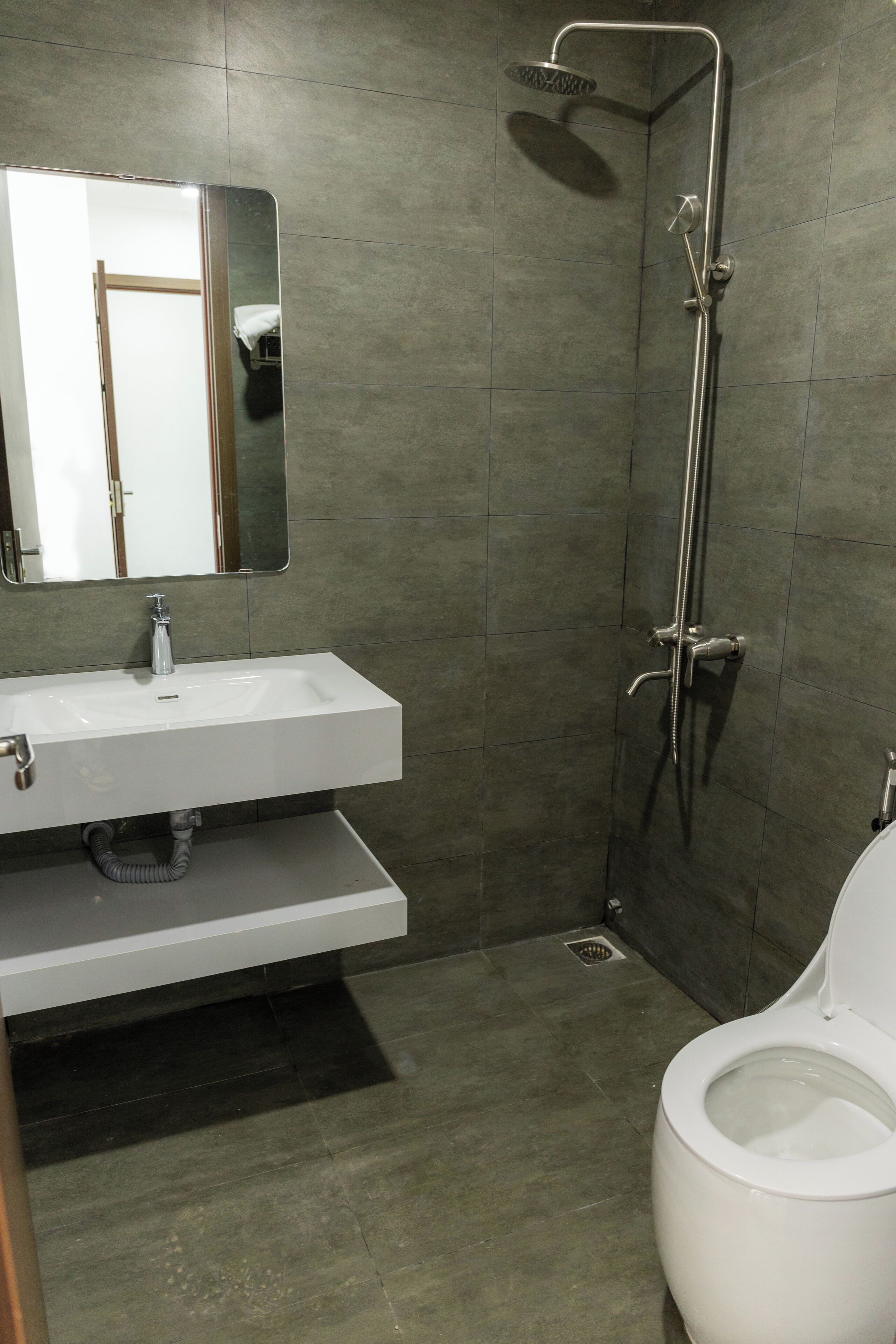 Kamar Double Deluks, balkon, pemandangan kota | Kamar mandi | Shower, sandal, handuk, dan sabun