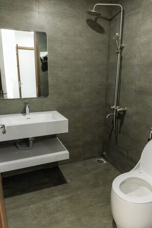 Kamar Double Deluks, balkon, pemandangan kota | Kamar mandi | Shower, sandal, handuk, dan sabun