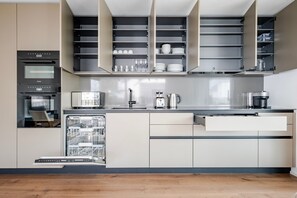 Fridge, microwave, oven, stovetop - Blueground | Oerlikon, balcony, nr Zurich Park (Zurich)