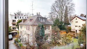 Een woonwijk met een huis, herkenbaar aan een schuin dak, een schotelantenne en een zichtbare schoorsteen.