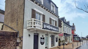 Un edificio con un letrero que dice 'La Distillerie LERIE d'dici'.