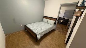 3 多间卧室、办公桌、免费 WiFi、床单