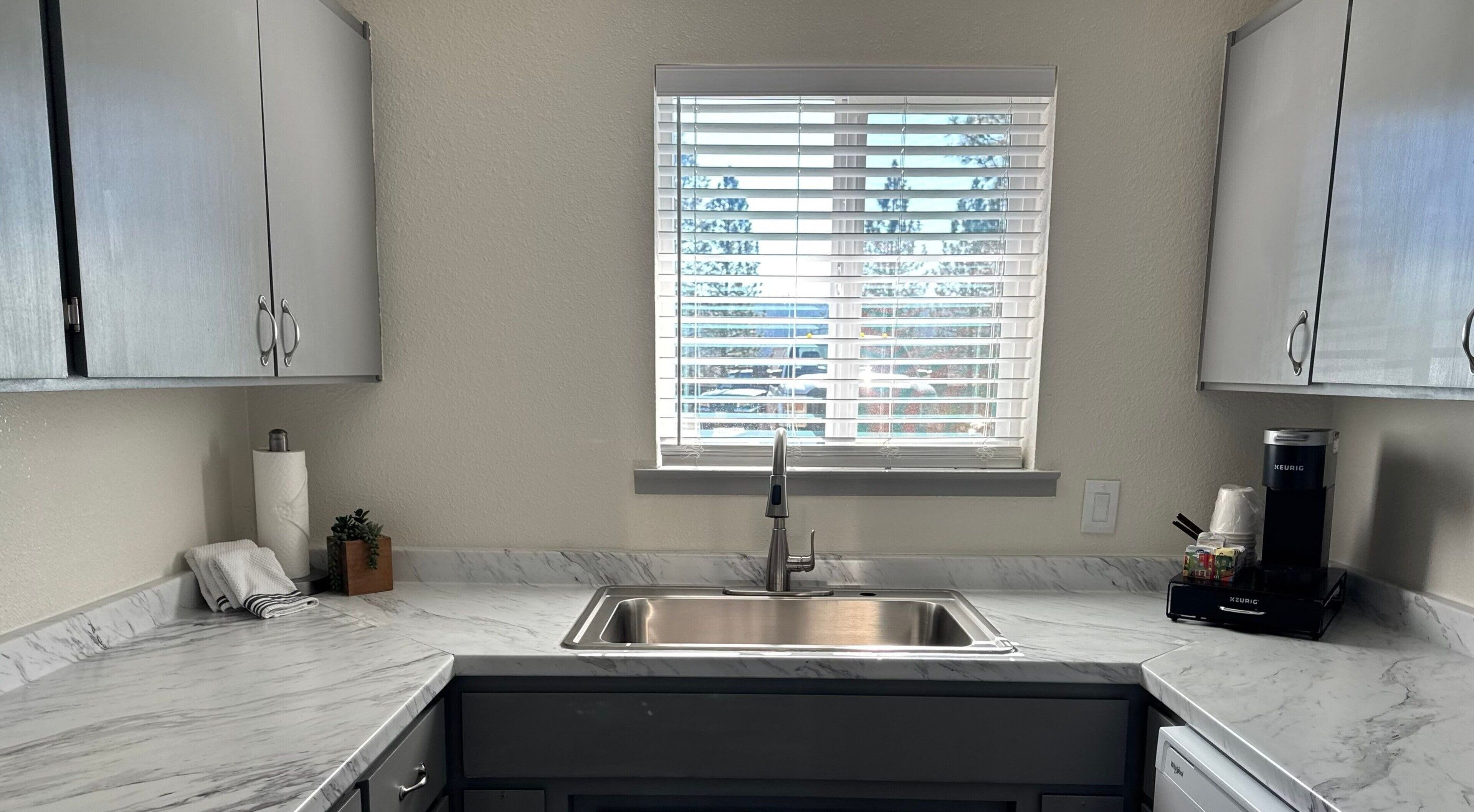 Mikrowelle, Wasserkocher mit Kaffee-/Teezubehör