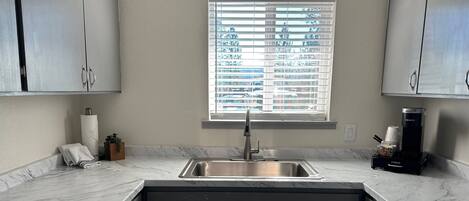 Micro-ondes, cafetière/bouilloire