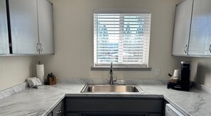 Mikrovågsugn och kaffe- och tebryggare