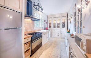 Fridge, microwave, stovetop, dishwasher - Charmante Maison avec Piscine (La Palmyre)