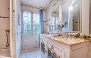 Shower, hair dryer - Charmante Maison avec Piscine (La Palmyre)