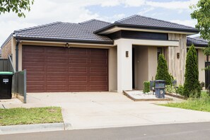 Exterior - Modern 4BR Home • Spacious & Family-Friendly (Melbourne)