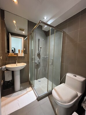 Dusche, Haartrockner, Bidet, Handtücher