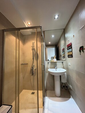 Shower, hair dryer, bidet, towels - STAYLUXIA Knightsbridge Delux 1BR, FREE Amenities, Pool, Netflix, Panoramic View (Makati)