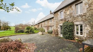 A stone house with a gravel driveway, surrounded by greenery and a clear sky. - Pet friendly home in Saint-Denis-le-Vêtu with WiFi (Saint-Denis-le-Vêtu)