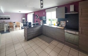 Fridge, microwave, oven, stovetop - Lovely home in Roquetoire with WiFi (Roquetoire)
