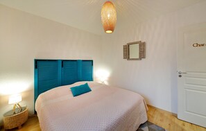 1 habitación, tabla de planchar con plancha y cuna de viaje 
