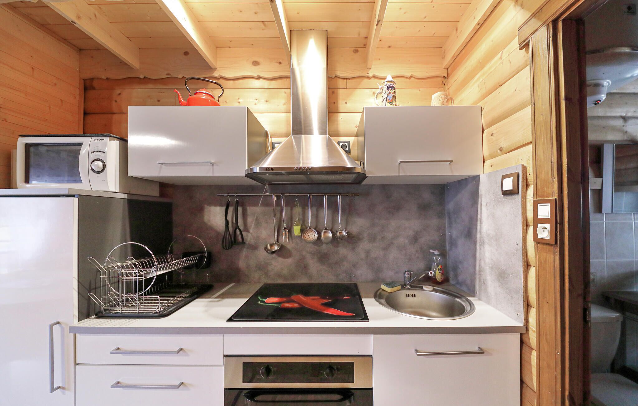 Réfrigérateur, four à micro-ondes, un four, surface de cuisson