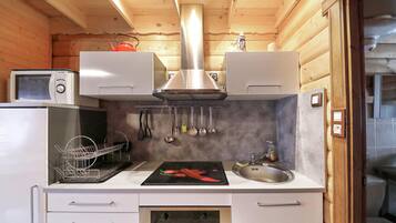 Réfrigérateur, four à micro-ondes, un four, surface de cuisson