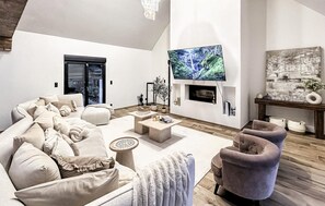 Televisión y chimenea 