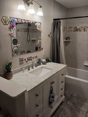 Dusche, Haartrockner, Handtücher, Seife