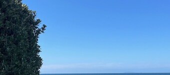 Bach with Direct beach access , renovated 2 bedroom cottage on Matarangi beach