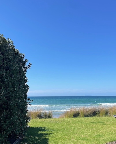 Bach with Direct beach access , renovated 2 bedroom cottage on Matarangi beach