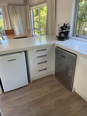 Four à micro-ondes, un four, surface de cuisson, lave-vaisselle