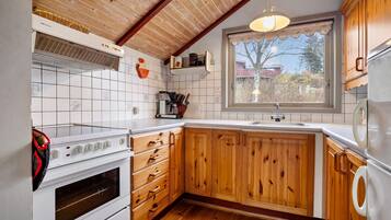 Køleskab, ovn, kogeplade, kaffe-/temaskine