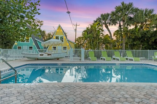 Iconic Anchor Inn A-Frame Cottages