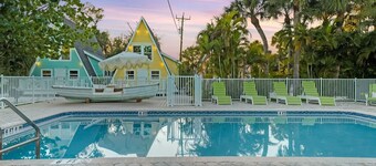 Iconic Anchor Inn A-Frame Cottages