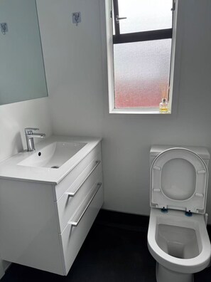 Sèche-cheveux, serviettes fournies, savon, papier toilette