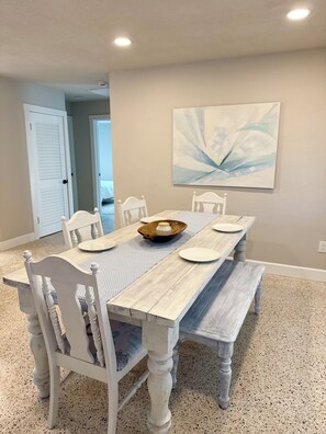 Dining - Modern 2 bedroom home two miles to Madeira beach. (Seminole)